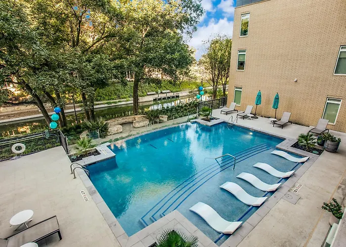 Luxury Condo Facing Riverwalk Free Parking Pet Friendly Centrally Located