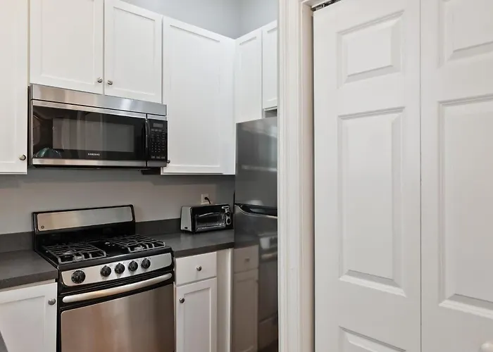Spacious And Quiet One Block Off King Street