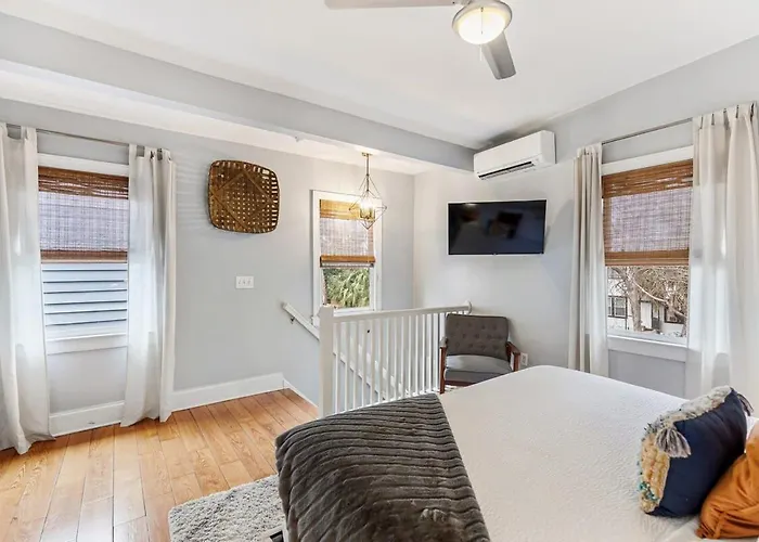 Spacious And Quiet One Block Off King Street