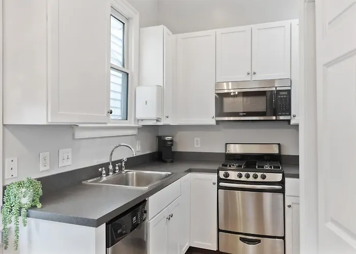 Spacious And Quiet One Block Off King Street