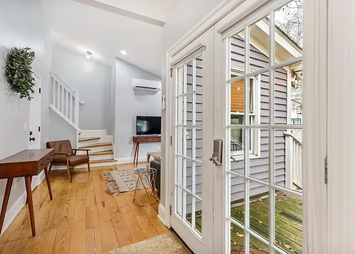 Spacious And Quiet One Block Off King Street