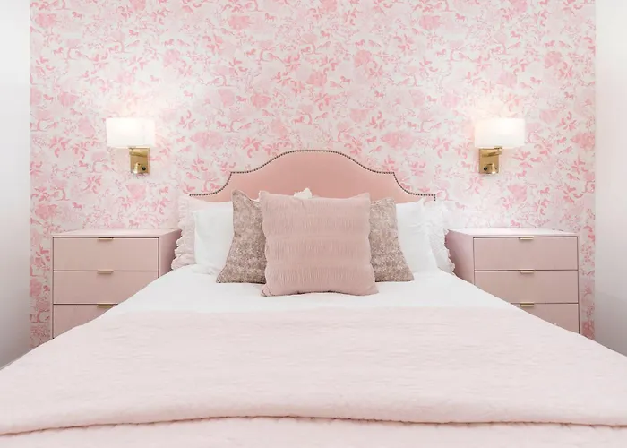 The Kentucky Rose By Hollyhock Suites