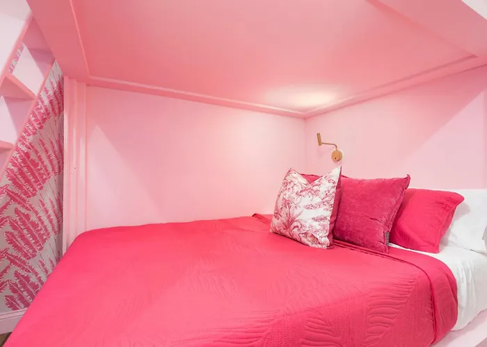 The Kentucky Rose By Hollyhock Suites