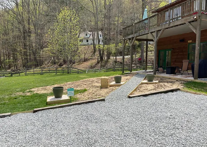 Creekside Getaway - King Bed - Full Kitchen