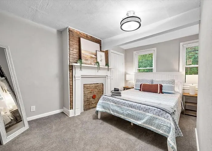Cozy Southside Pitt Home W/ Pool Table +Yard