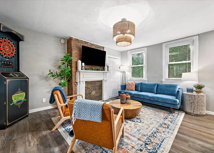 Cozy Southside Pitt Home W/ Pool Table +Yard