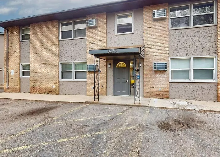 Tranquil 2BR Apt Mpls - 8075 Apt 3
