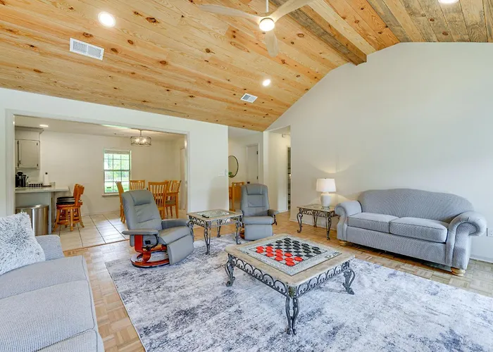 Perry Family Home On 2 Acres W/ Private Pool