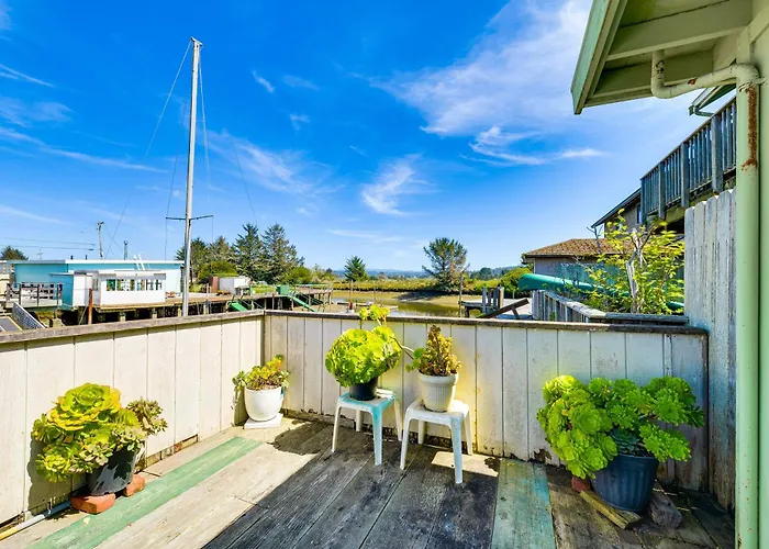 Peaceful Eureka Beach Cottage W/ 30-Foot Dock