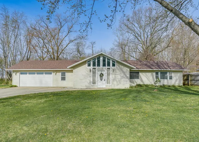 Benton Harbor Home W/ Fire Pit - 2 Mi To Beach!