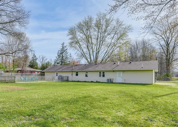 Benton Harbor Home W/ Fire Pit - 2 Mi To Beach!