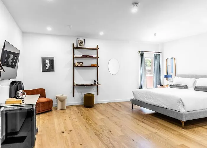 Dtwn Bangor, Historic Hotel, King Bed, Wifi, Roku Tv, Room # 403