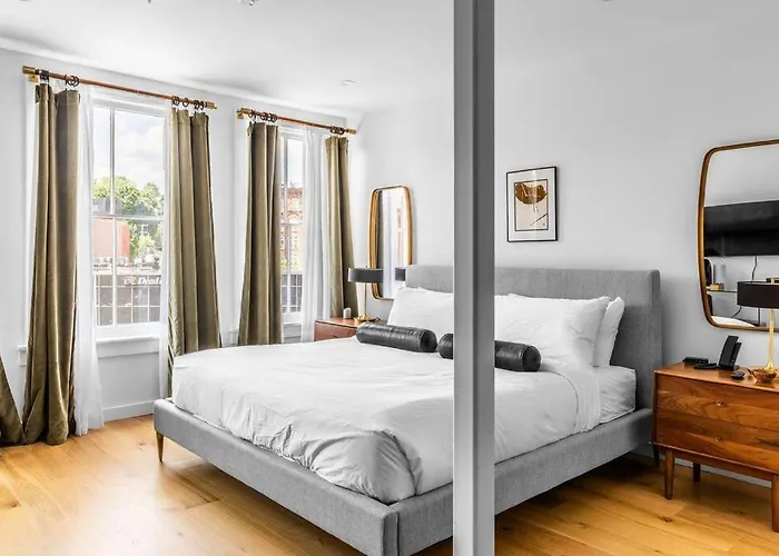West Market Square View, Historic Hotel Dtwn, King Bed, Room # 401