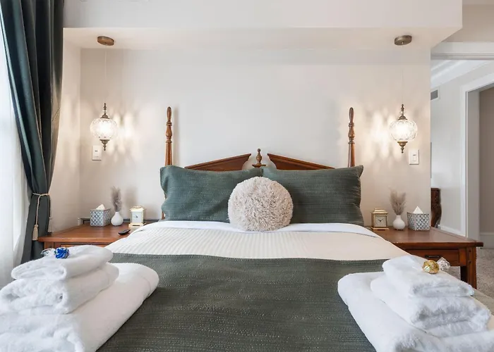 Beautiful Condo - King Bed - Free Waffle Breakfast