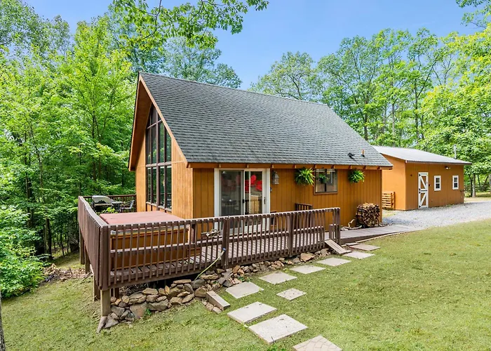 Quaint Loft Cabin W Hot Tub, Firepit, Deck & Grill