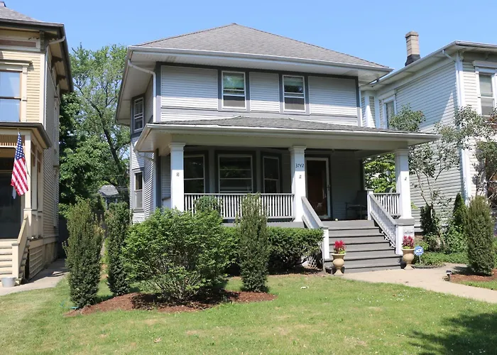 Historic Home With Outdoor Hot Tub Near Downtown In Public Transportation Hub