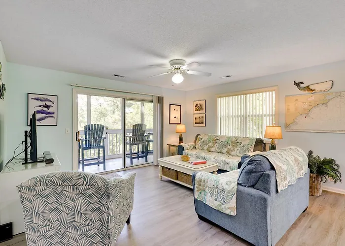 Coastal Condo W/ Screened Deck + Community Pool