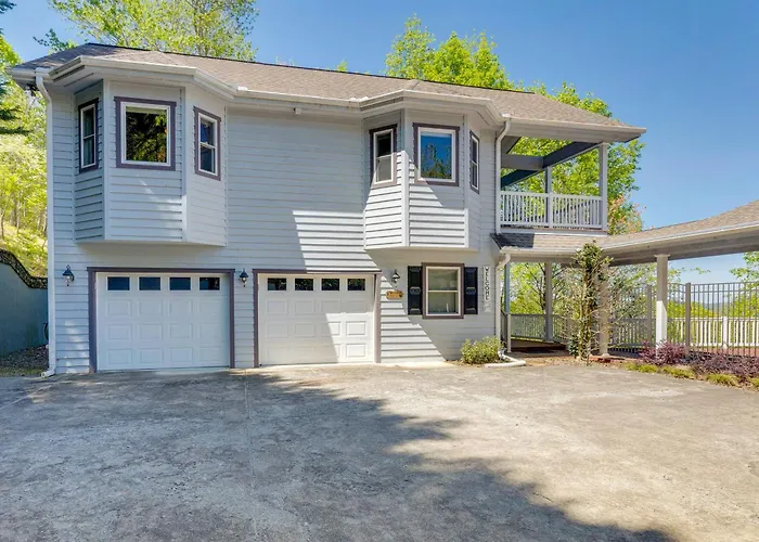 Lake-View Condo With Covered Deck In Hiawassee!