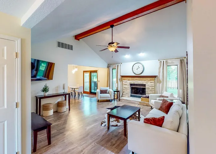 Dog-Friendly Yard! Family Retreat In Fort Wayne