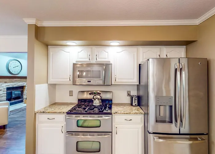 Dog-Friendly Yard! Family Retreat In Fort Wayne
