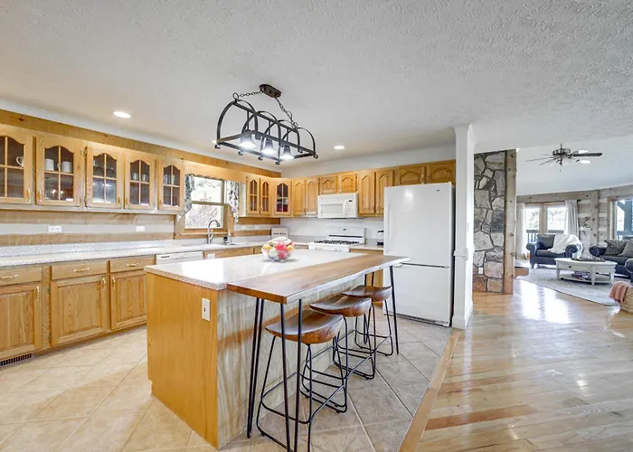 Panoramic Mtn Views: Spacious Tennessee Home!
