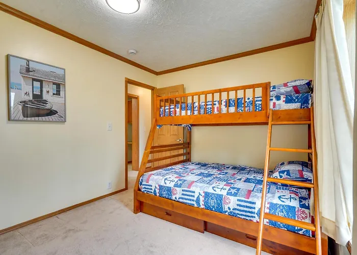 Serene Zanesville Getaway: Hot Tub, 2 Decks!