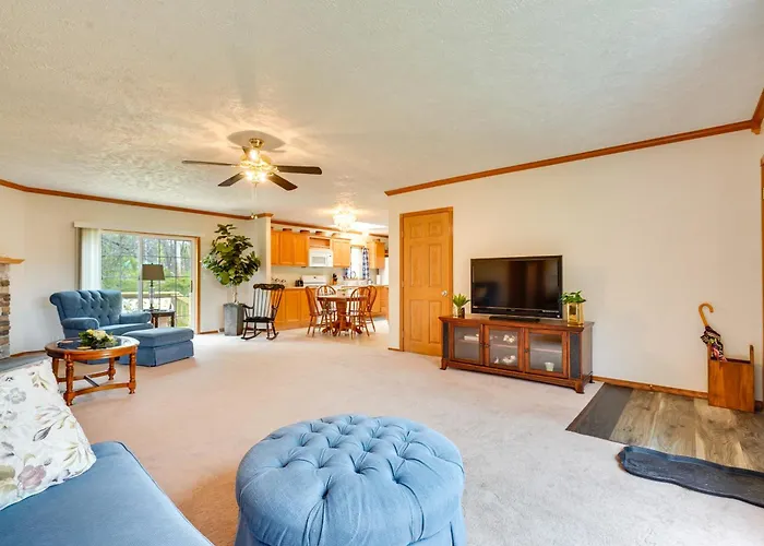 Serene Zanesville Getaway: Hot Tub, 2 Decks!