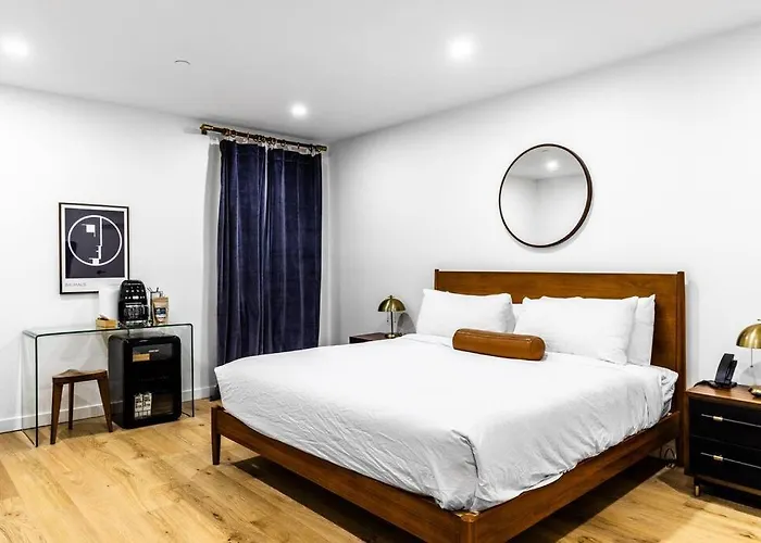 King Bed , Dtwn, 50 In Roku Tv , Fiber Internet, Room # 203