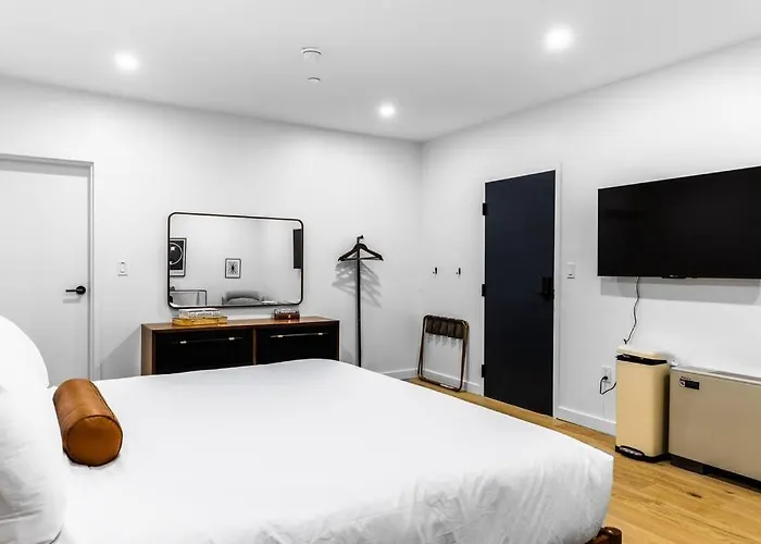 King Bed , Dtwn, 50 In Roku Tv , Fiber Internet, Room # 203