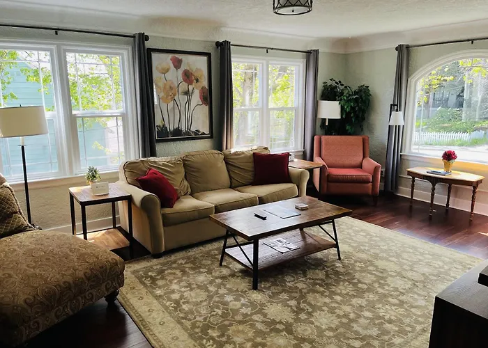 State Street Cottage, Suite 2