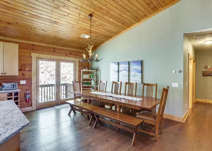 Family Cabin W/ Private Hot Tub & Views In Boone!