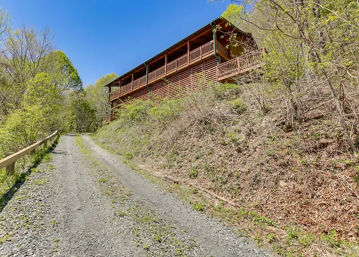Family Cabin W/ Private Hot Tub & Views In Boone!