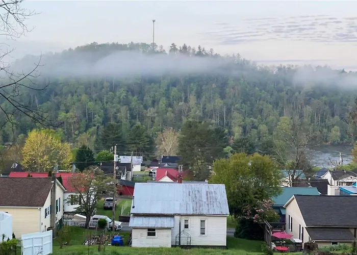 Cozy Fries Escape W/ Mountain & River Views!