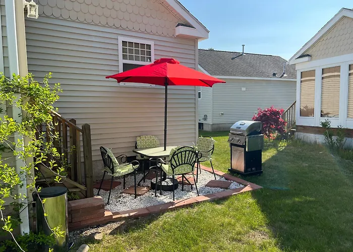 Cozy Fall Cottage With Hot Tub On Private Resort Close To The Beach!