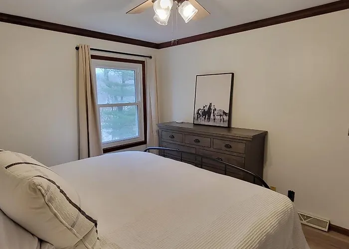 100 Acre Red Brick Ranch Hocking Hills Cabin Hot Tub 12