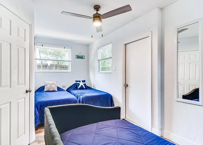 Walk To Art District + Beach: Pet-Friendly Getaway