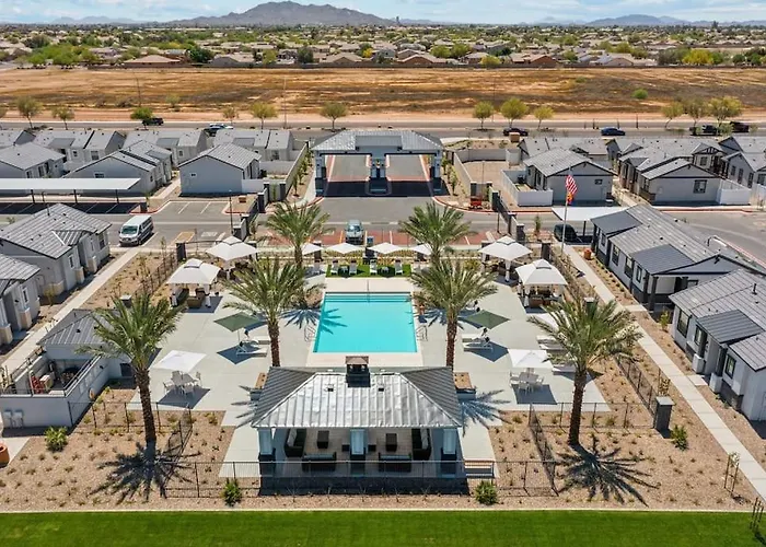 Sparkling Modern Home In Buckeye With Pool,Bbq