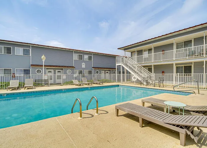 Airy Biloxi Condo W/ Patio: Walk To Beach!
