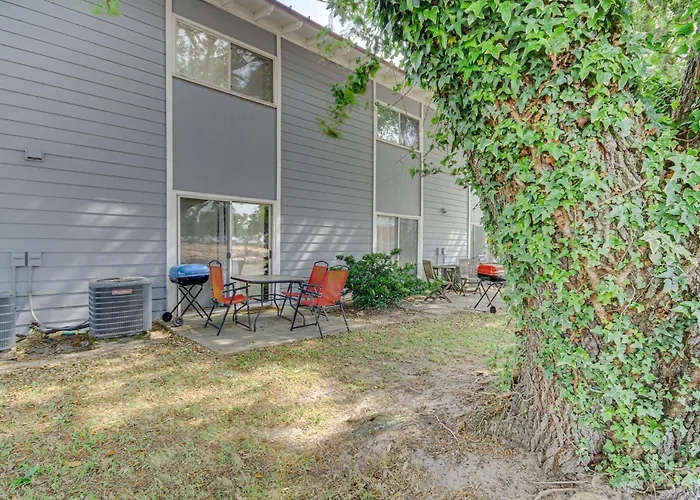 Airy Biloxi Condo W/ Patio: Walk To Beach!