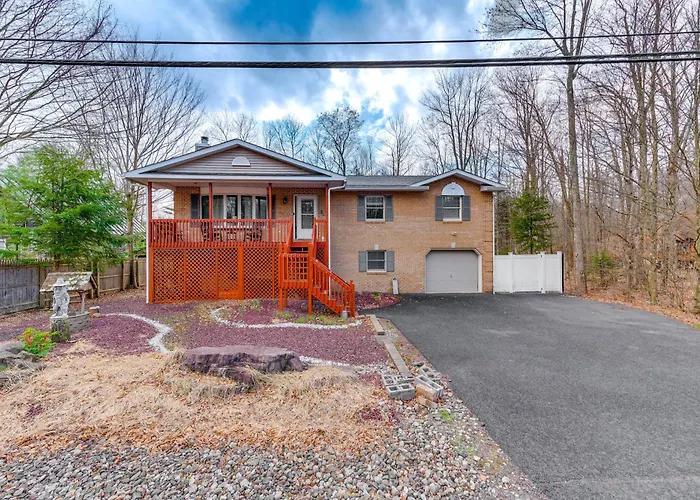 Pocono Lake House Hideaway: Hot Tub & Theater Room
