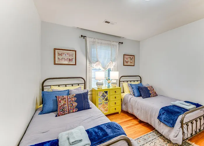 Walk To Restaurants! Elizabeth City Home W/ Yard