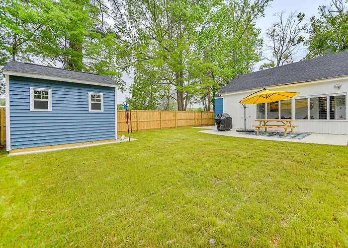 Walk To Restaurants! Elizabeth City Home W/ Yard