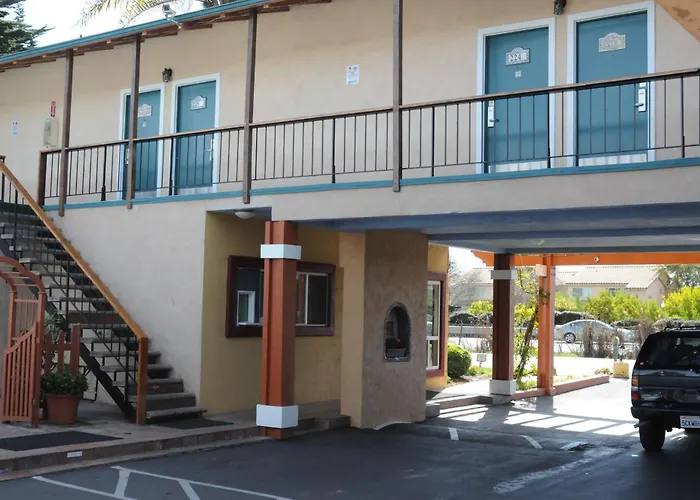 Sandyland Reef Inn