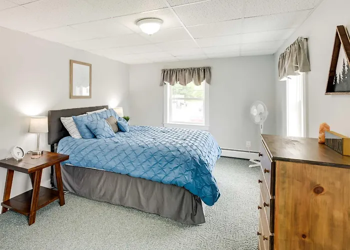 Chic & Central Apartment ~ 6 Mi To Sebec Lake!