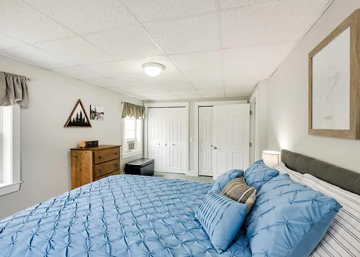 Chic & Central Apartment ~ 6 Mi To Sebec Lake!
