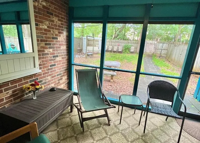 Family Friendly Downtown Home - Private Yard & Grill - Location, Location, Location!