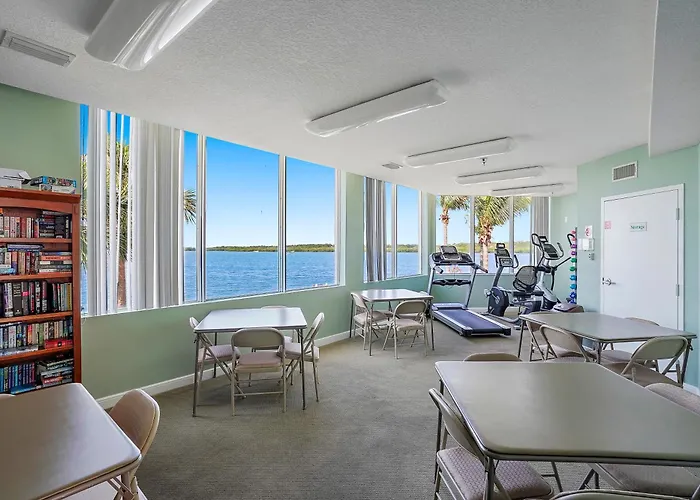 Oceanfront Luxury Condo! Mins To Beach! Rum Bar Next Door!