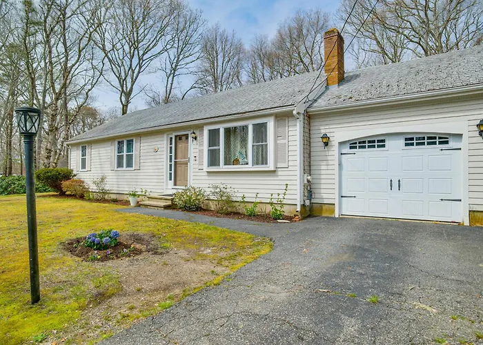Golf & Unwind: Family Home 2 Mi To Covell'S Beach!