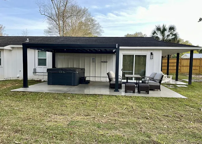 Love Shack In Foley/ Hot Tub / Modern Cozy