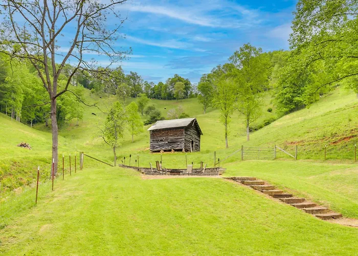 Cozy Mars Hill Farmhouse W/ Scenic Views